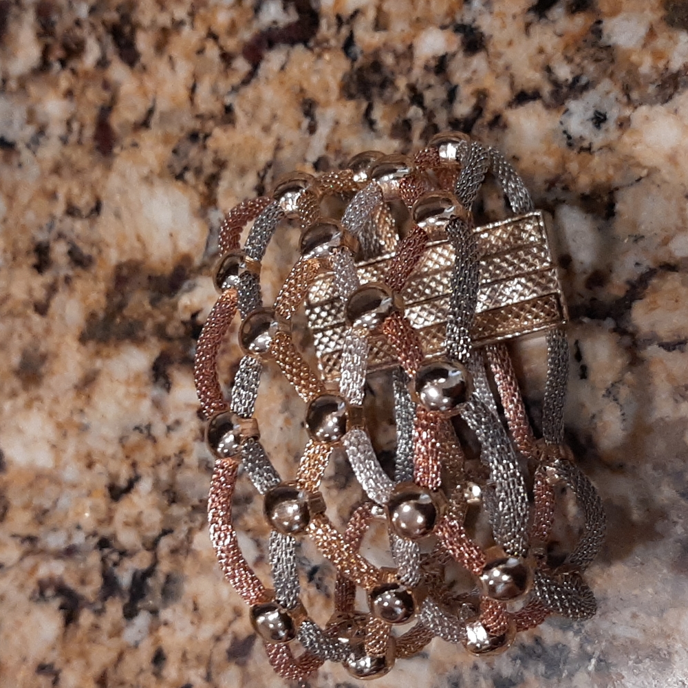 Magnetic close bracelet
